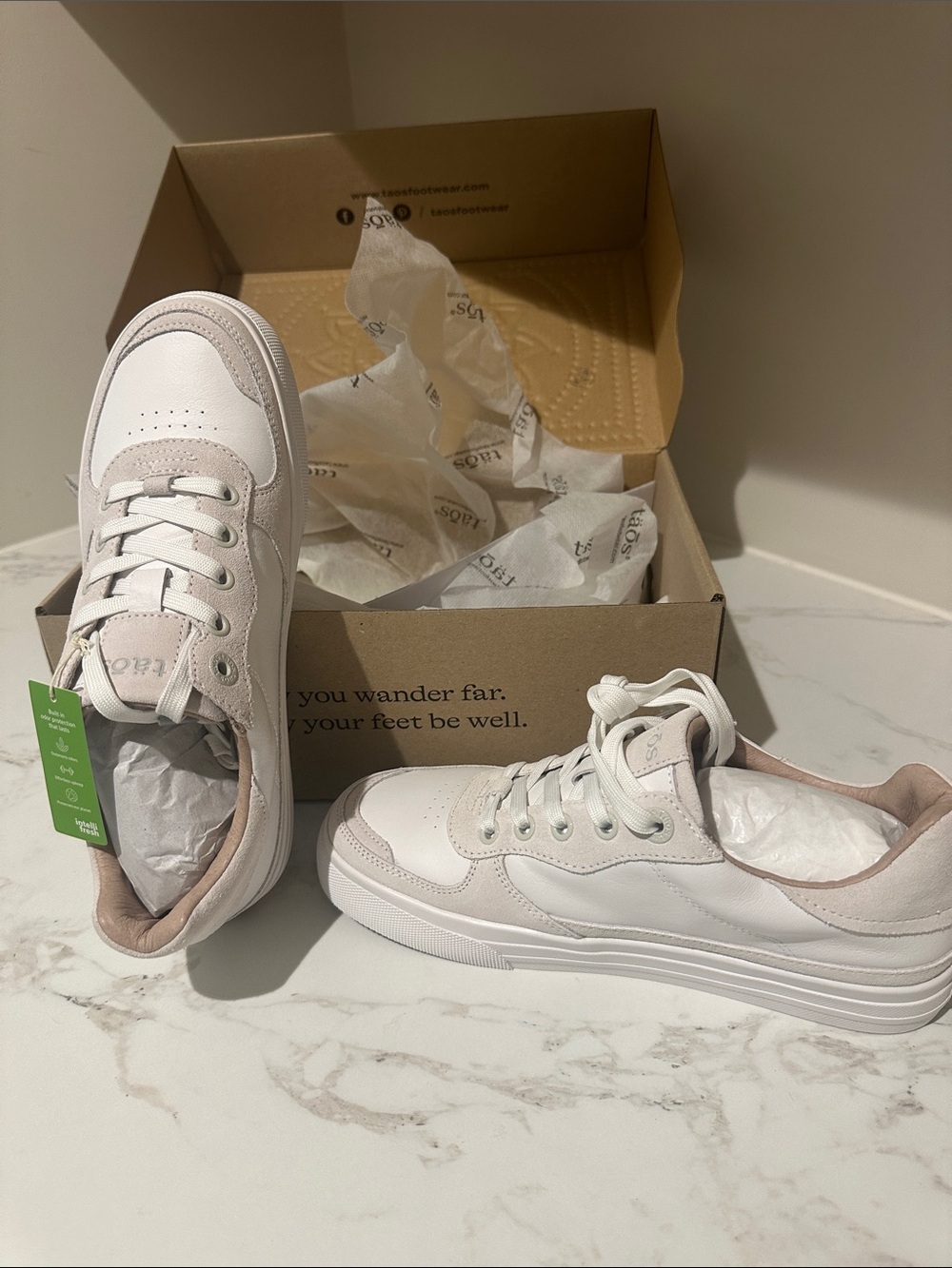 Taos NEW IN BOX Pop Soul off white leather/suede; SZ 8